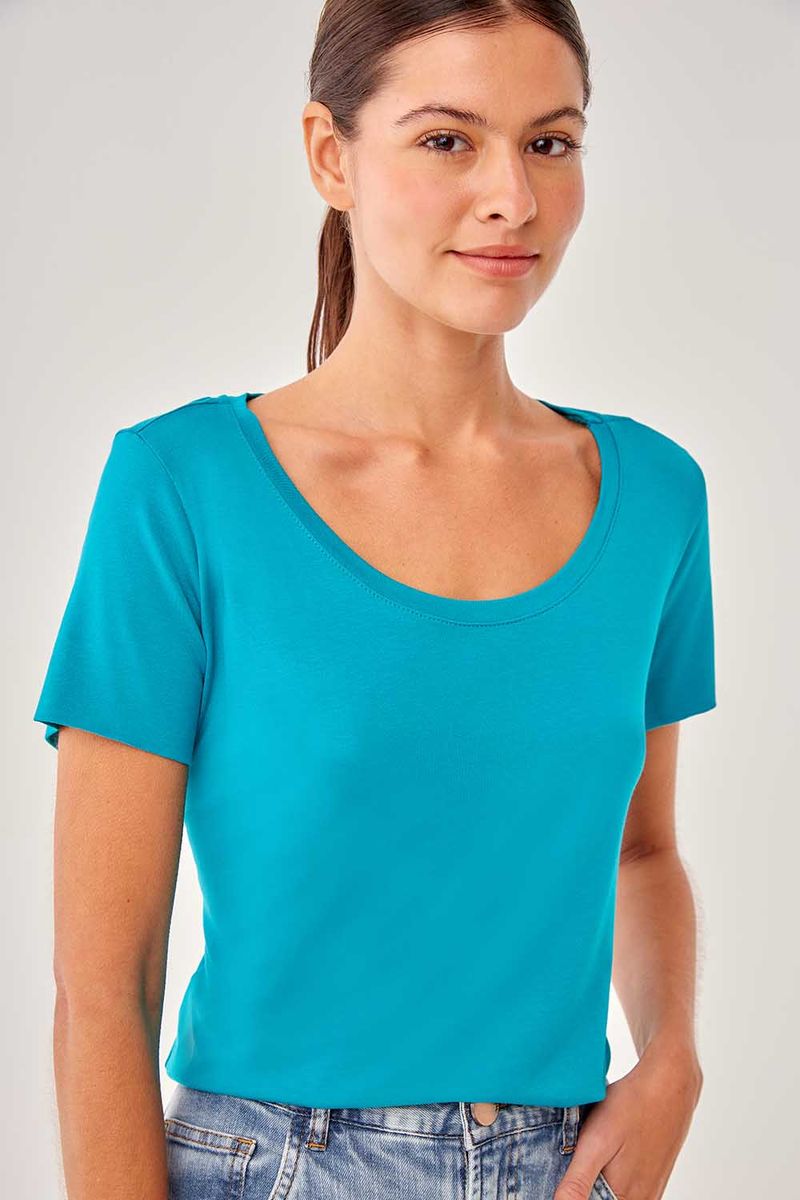 01038050_7116_1-BLUSA-MALHA-DECOTE-U