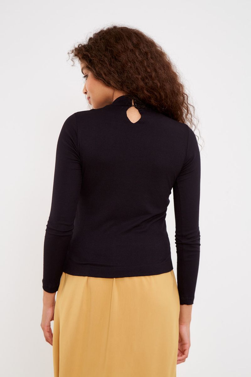 01042599_0002_3-BLUSA-MALHA-MG-LONGA-GOLA