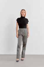 01042225_0002_1-BLUSA-TRICOT-GOLA-SIMPLES