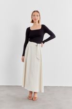 01042756_0002_1-BLUSA-MALHA-DECOTE-QUADRADO