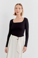 01042756_0002_2-BLUSA-MALHA-DECOTE-QUADRADO