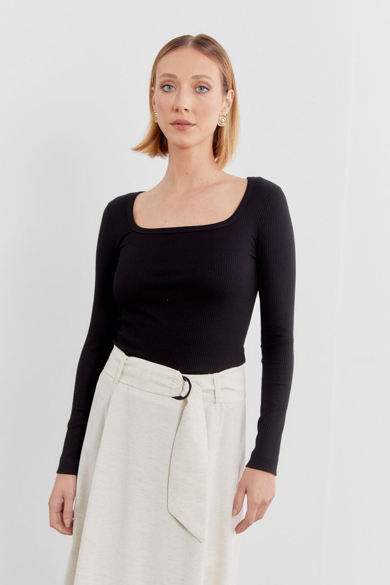 01042756_0002_2-BLUSA-MALHA-DECOTE-QUADRADO
