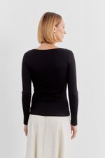 01042756_0002_3-BLUSA-MALHA-DECOTE-QUADRADO