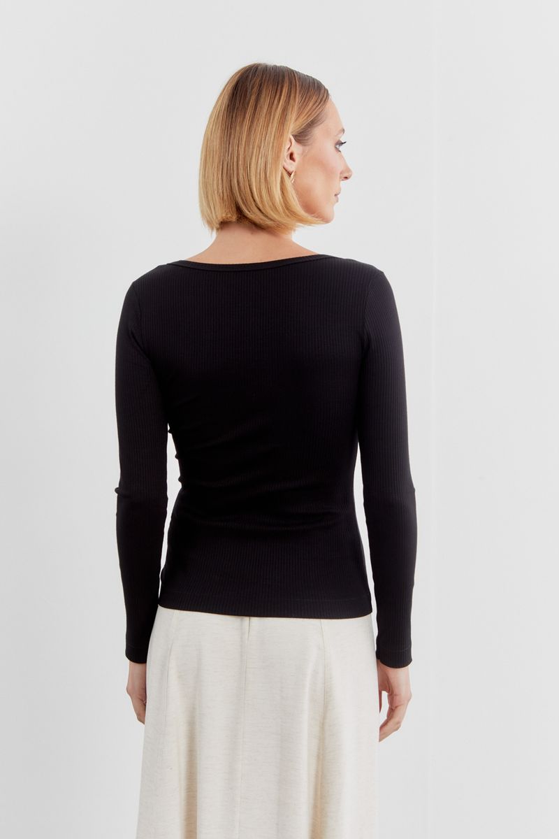 01042756_0002_3-BLUSA-MALHA-DECOTE-QUADRADO