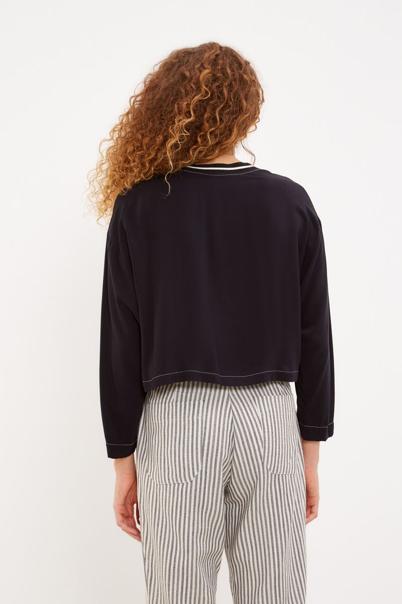 01040990_0002_3-BLUSA-CROPPED-CAVA-DESLOCADA
