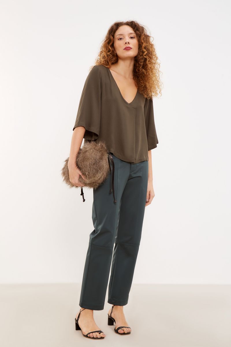 01042441_7679_1-BLUSA-PREGA-DECOTE-V