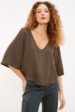 01042441_7679_2-BLUSA-PREGA-DECOTE-V