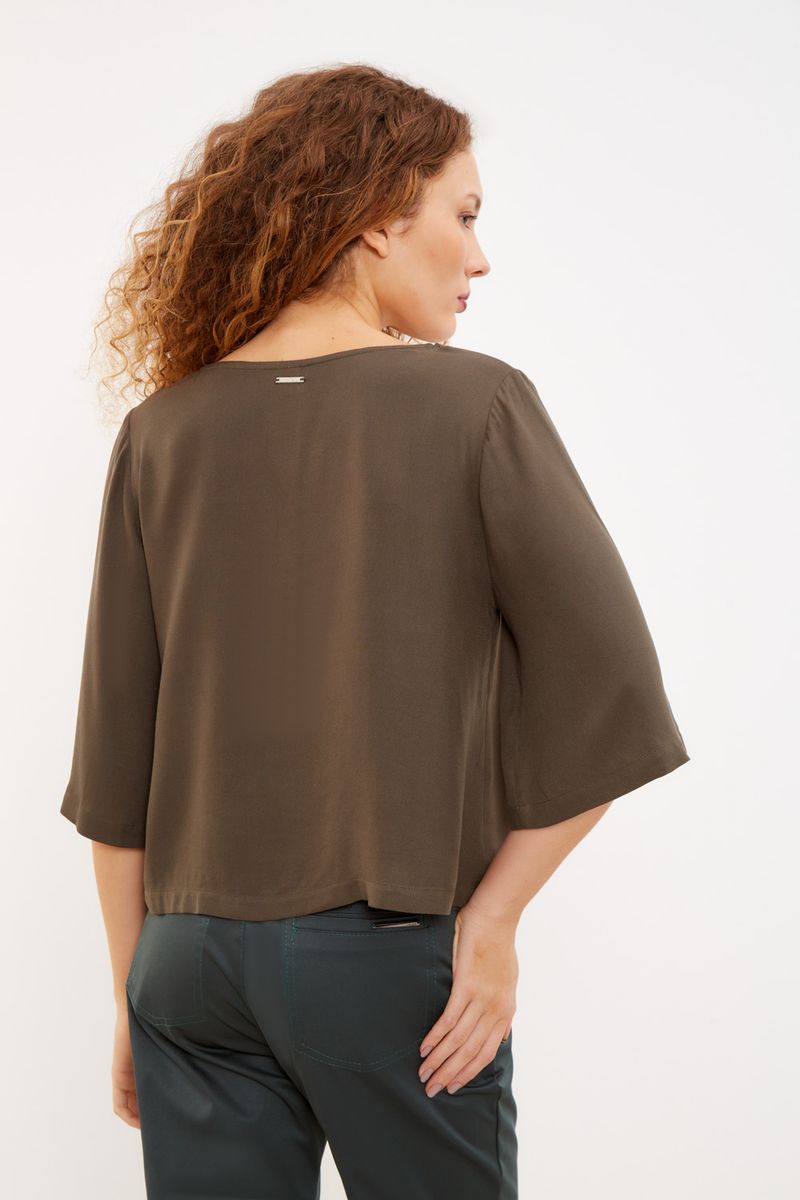 01042441_7679_3-BLUSA-PREGA-DECOTE-V