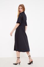 01042290_0002_3-VESTIDO-MIDI-MANGA-ILHOS