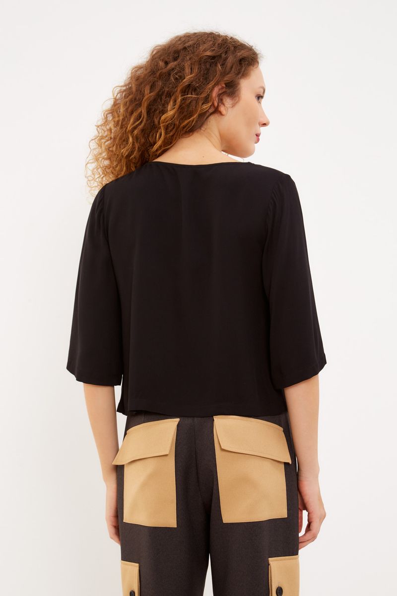 01042441_0002_3-BLUSA-PREGA-DECOTE-V