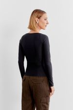 01042696_0002_3-BLUSA-MALHA-DECOTE-QUADRADO
