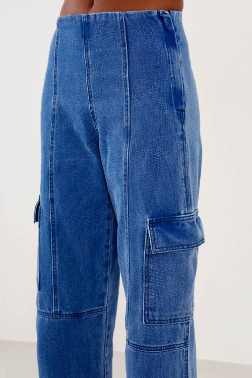 Calça Jeans Cargo Com Recortes - Jeans