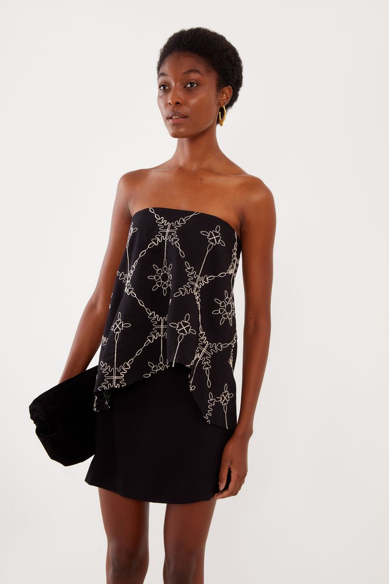 01042904_0002_2-BLUSA-TQC-BORDADO-ASSIMETRICA