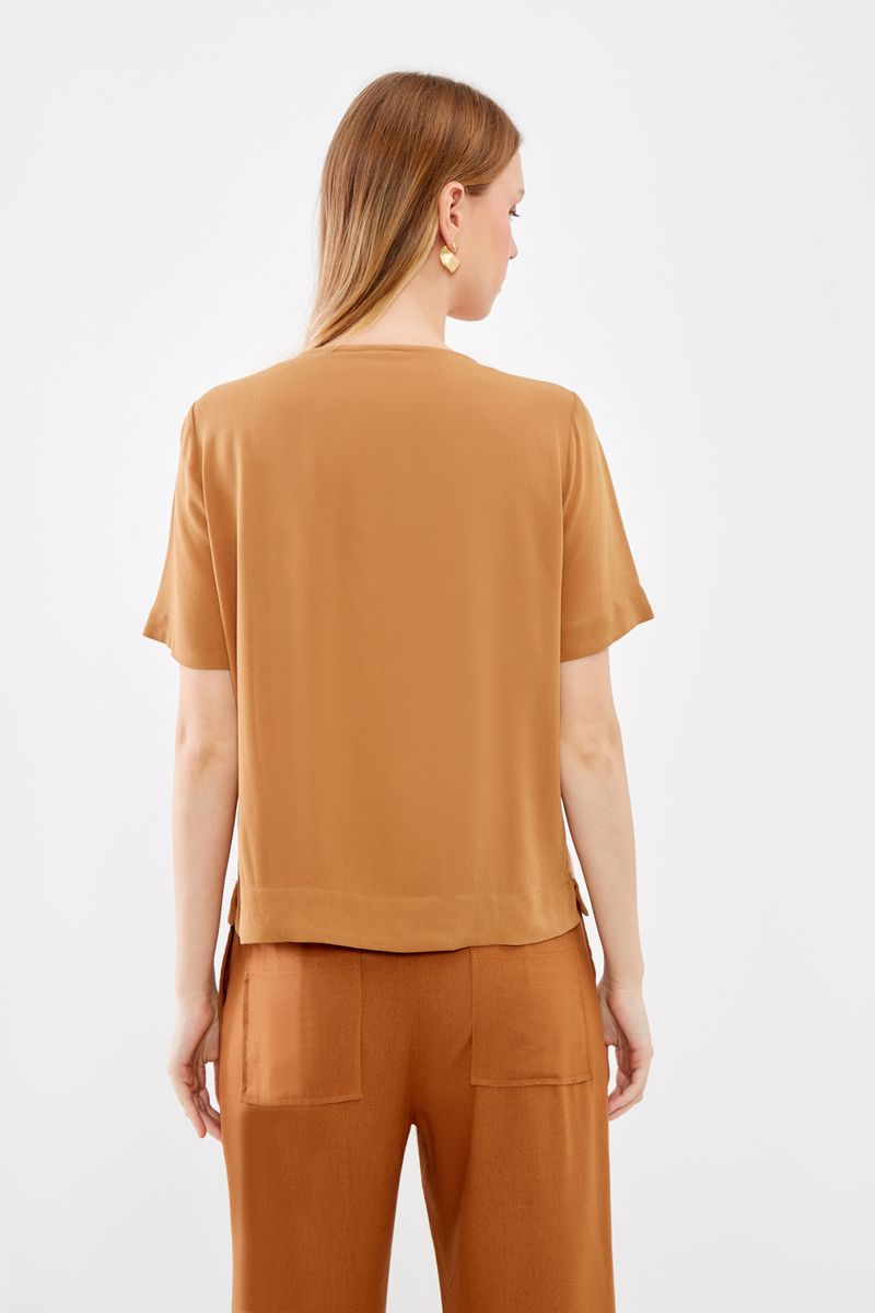 01045662_8100_4-BLUSA-CASUAL-DECOTE-V