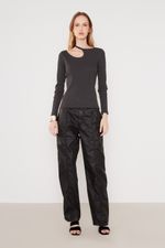 01044060_0010_2-BLUSA-MALHA-DECOTE-ASSIMETRICO