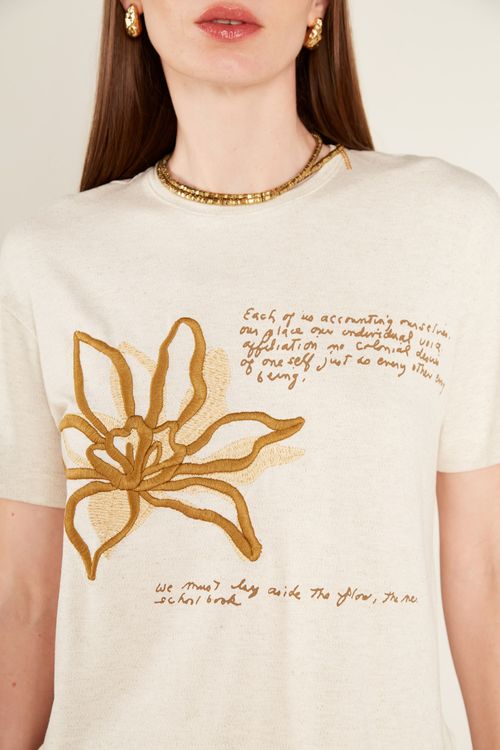 T-Shirt Malha Bordado Flor - Off White